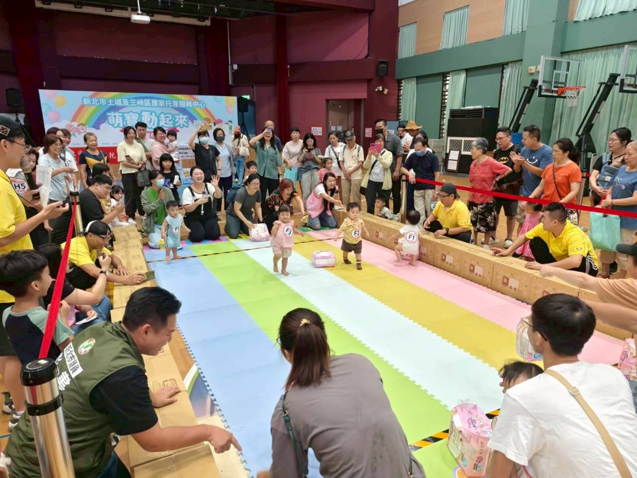 活動中寶寶搬尿布 搬著搬著 寶寶就把尿布丟一旁 急著媽媽在一旁呼叫